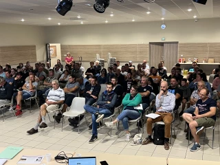 un salle avec du monde