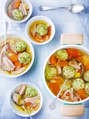 Bouillon à l'effiloche de lapin et gnocchi de pain 